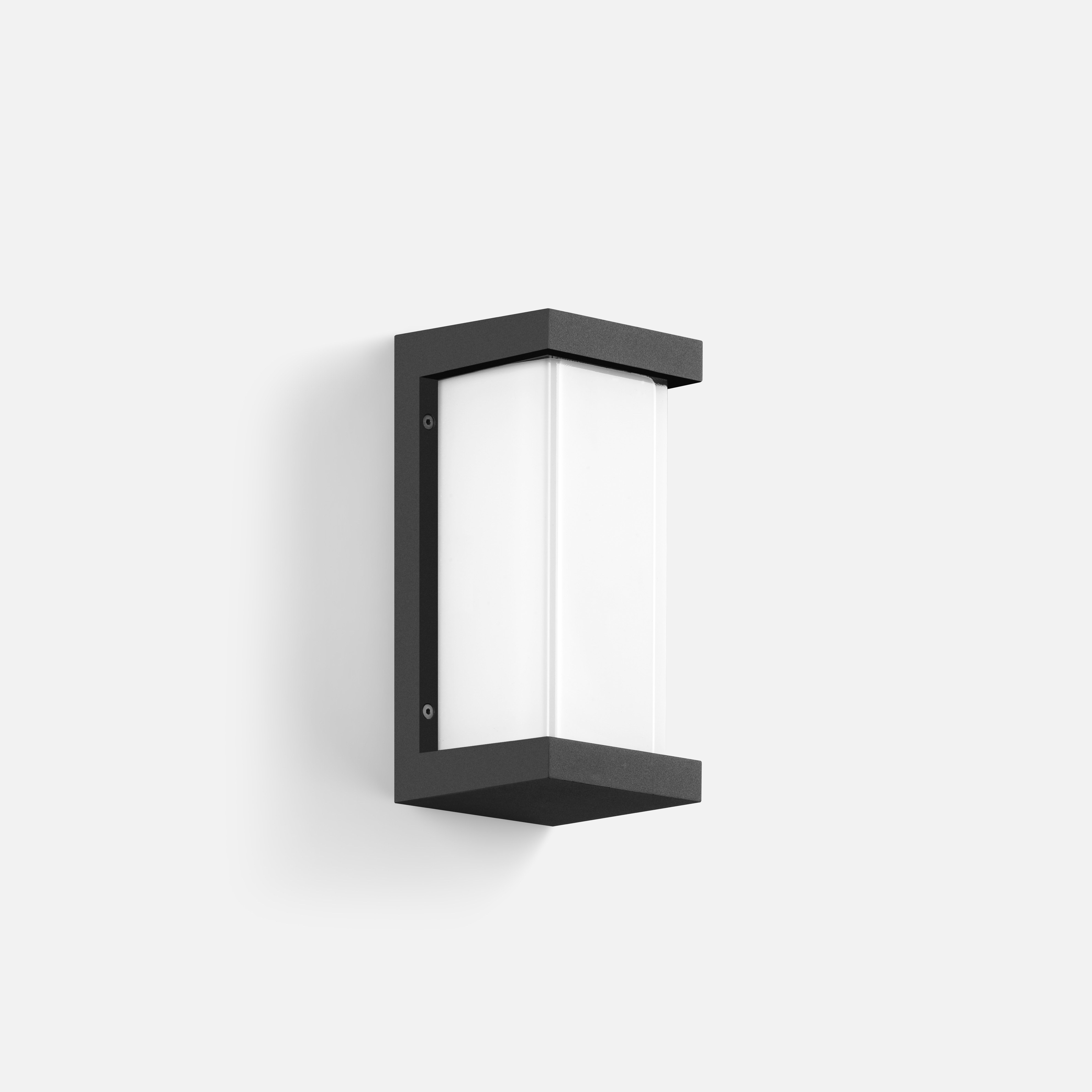 Impact-resistant wall luminaire