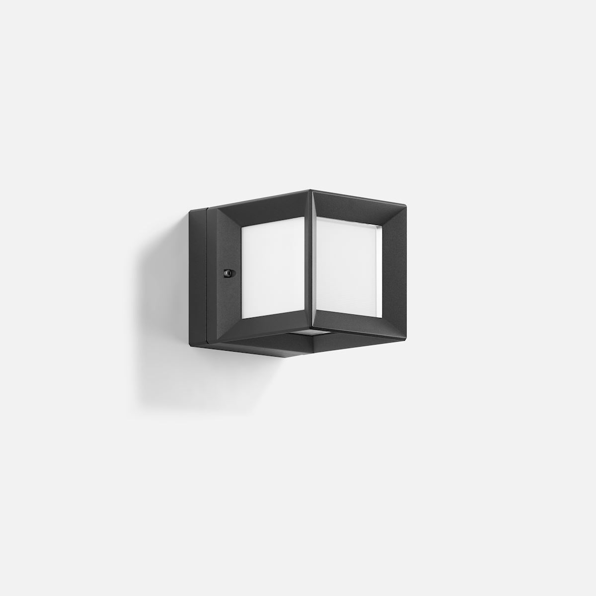 Impact-resistant wall luminaire