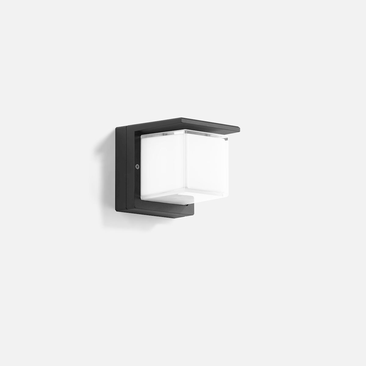 Impact-resistant wall luminaire