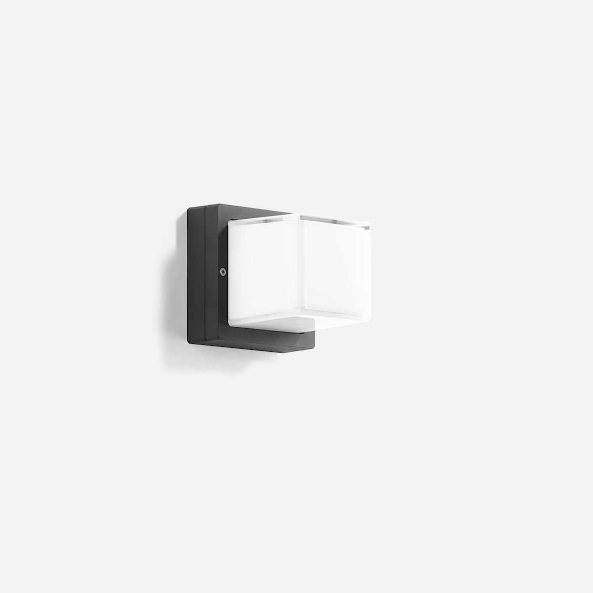 Impact-resistant wall luminaire