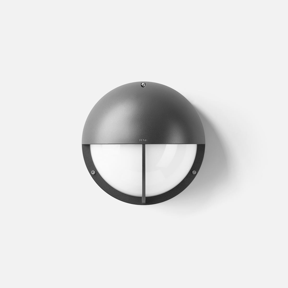 Impact-resistant wall luminaire